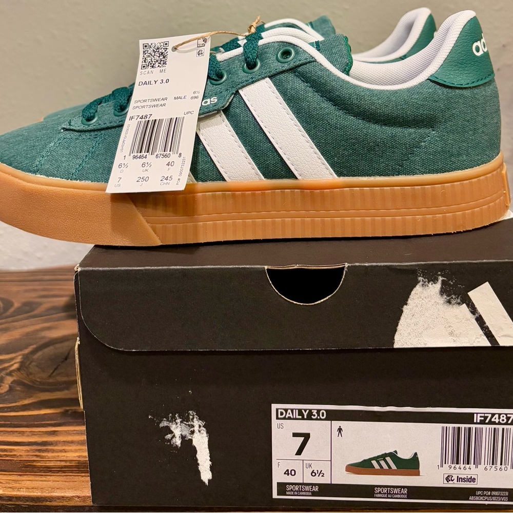 Adidas Mens Daily 3.0 Sneakers, Green, Size 7, BNWT in box